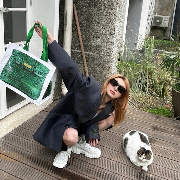 Croc "Print" Reusable Shopping Tote in Green - Picture 8 of 13